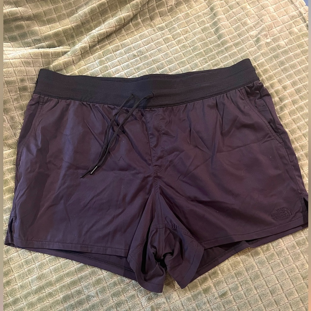 The Northface a black shorts